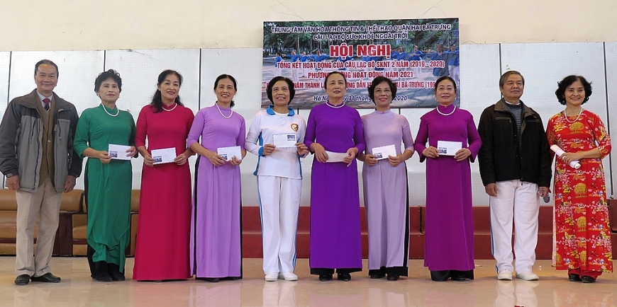 Ông Đoàn Tuấn Khả trao thưởng cho các tập thể đạt thành tích xuất sắc