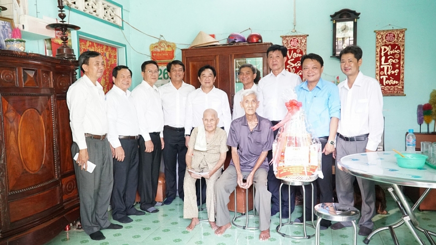 / Lãnh đạo Tỉnh uỷ, UBND, MTTQVN tỉnh Bình Dương thăm và tặng quà gia đình người có công, NCT