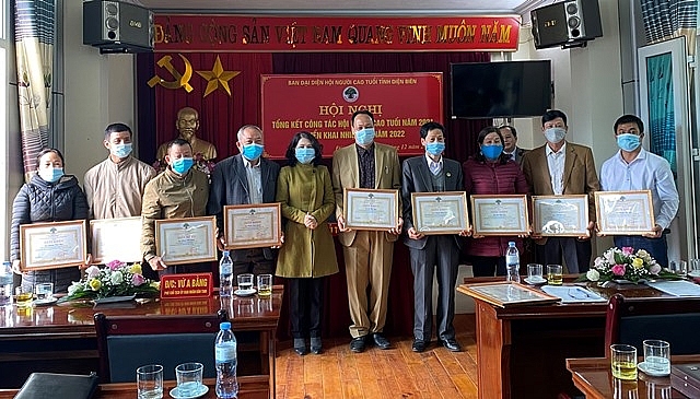 Ban Đại diện Hội NCT tỉnh tặng Giấy khen cho cá nhân có thành tích xuất sắc trong phong trào thi đua “Tuổi cao – Gương sáng” và công tác Hội năm 2021