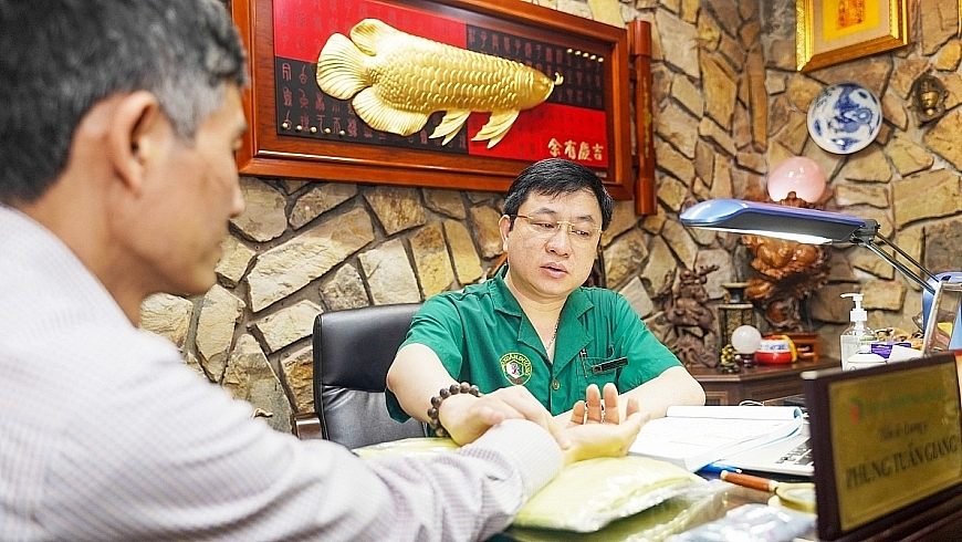 Tiến sĩ - Lương y Phùng Tuấn Giang tư vấn sức khỏe cho Người cao tuổi