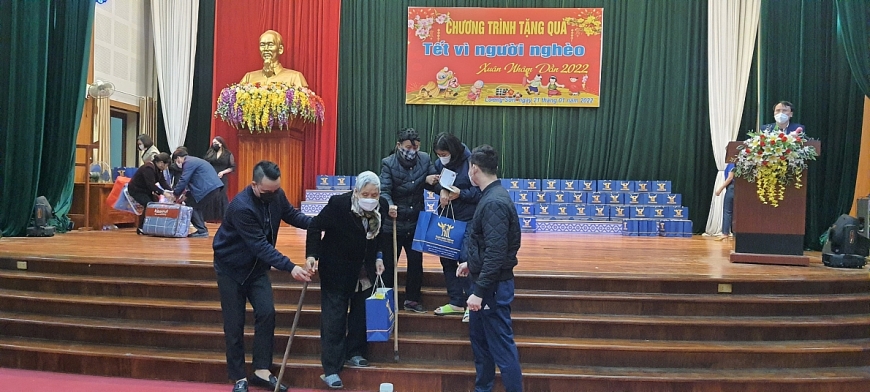 Tuấn Minh Group tặng quà Tết cho NCT khó khăn huyện Lương Sơn, tỉnh Hòa Bình