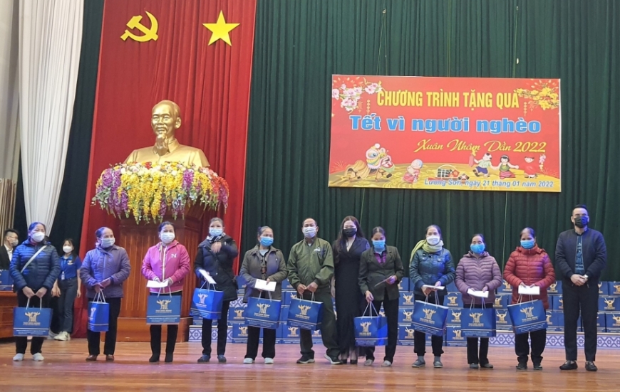  Đại diện Công ty CP Quốc tế Ngàn Phố tặng quà NCT có hoàn cảnh khó khăn