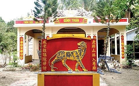 Bức bình phong có hình Ông Hổ ở đình Xà Phiên (Long Mỹ- Hậu Giang).