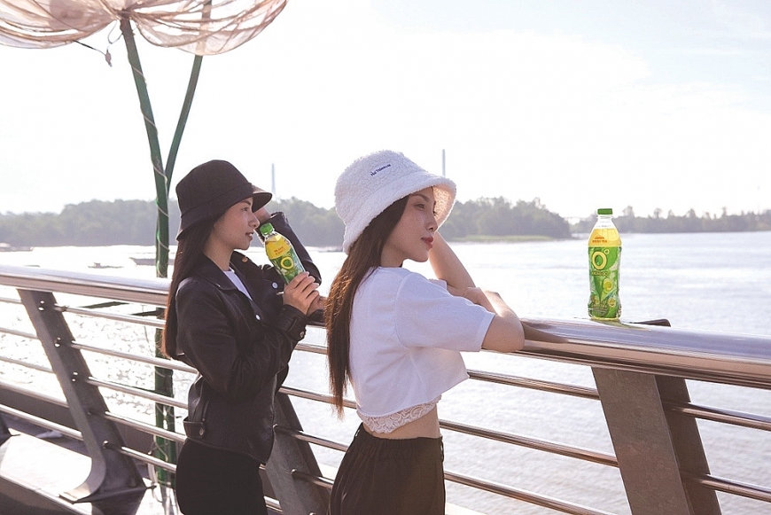 Trà Xanh Không Độ giúp xóa tan những căng thẳng, mệt mỏi để có những giây phút thư giãn, hạnh phúc bên gia đình, bạn bè chào đón năm mới.