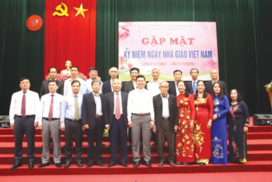  Thầy giáo ưu tú Lê Văn Cung (thứ 5, hàng đầu từ trái qua).