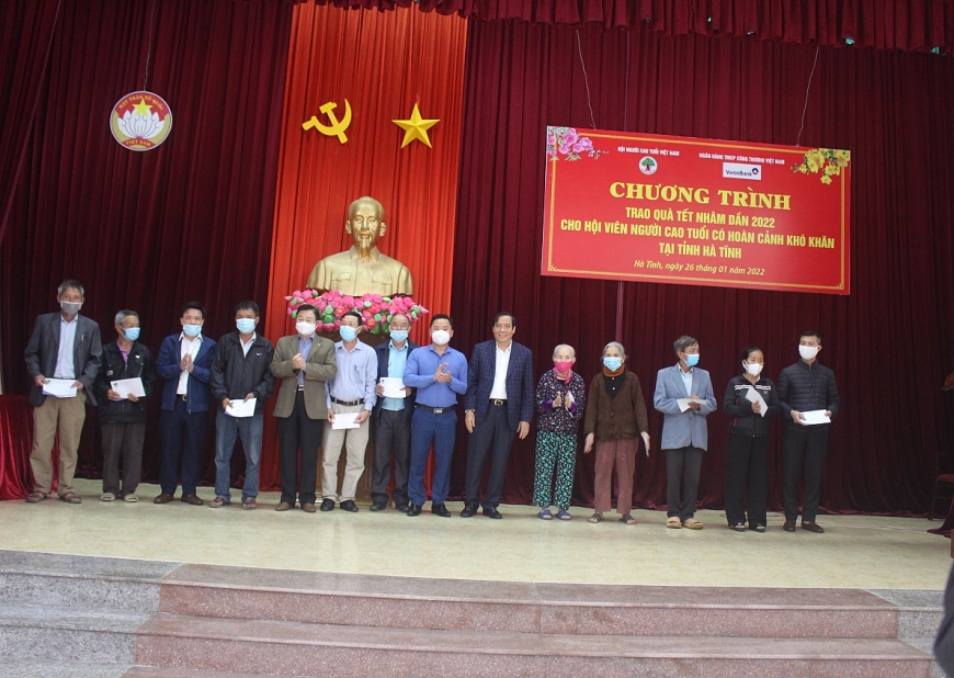 4. Chủ tịch Nguyễn Thanh Bình, Phó Chủ tịch Thường trực Ngô Trọng Vịnh cùng lãnh đạo tỉnh Hà Tĩnh trao quà NCT có hoàn cảnh khó khăn tỉnh Hà Tĩnh