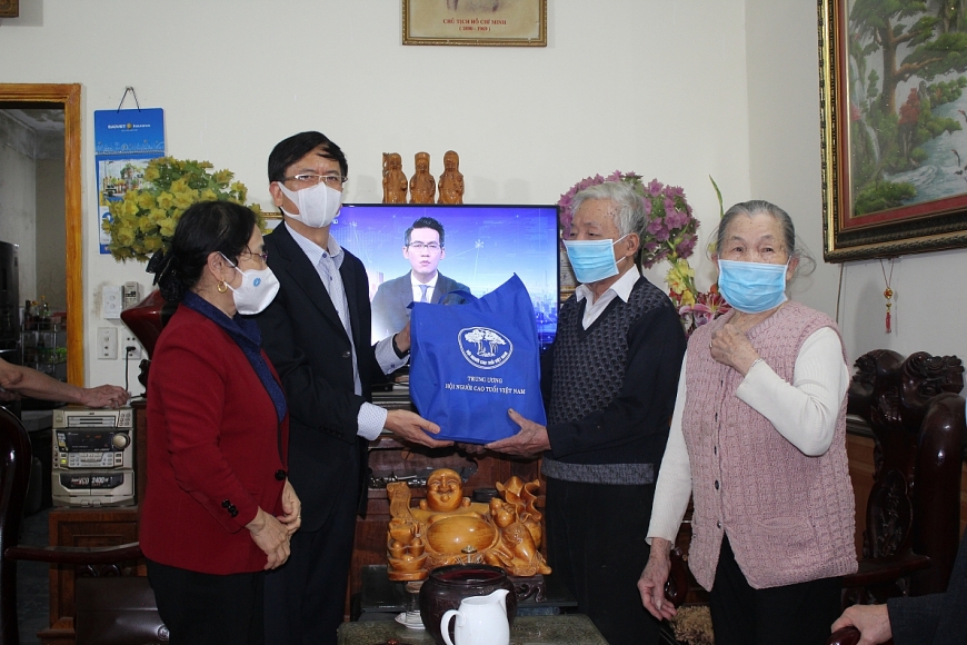Lãnh đạo Hội Người cao tuổi Việt Nam thăm, chúc Tết, tặng quà người cao tuổi một số tỉnh miền núi phía Bắc