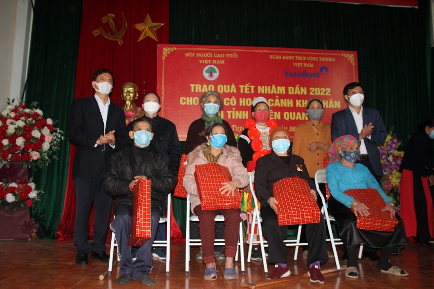 6. Phó Chủ tịch Phan Vă6. Hùng trao tặng quà Tết cho NCT xã Thái Sơn, huyện Hàm Yên, tỉnh Tuyên Quang7