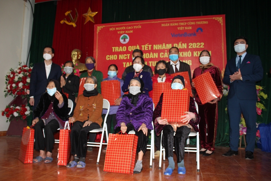 8. Ông Lê Văn Quyền, đại diện Ngân hàng Vietin Bank và và bà Hà Thị Ngọ trao quà cho NCT