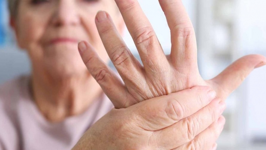 Tê bì tay là bệnh gì ?