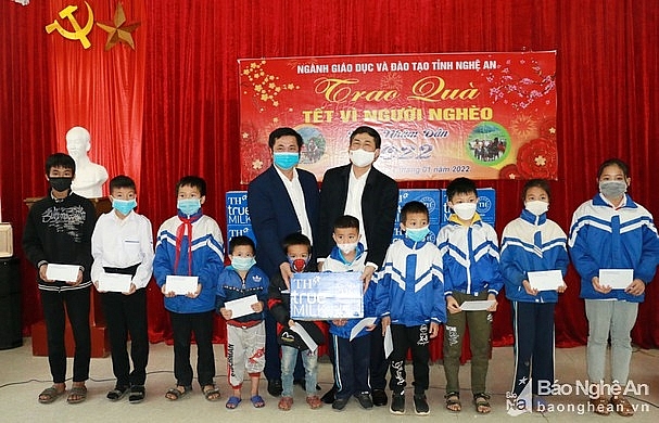  Giám đốc Sở GD&ĐT Nghệ An và Chủ tịch UBND huyện Quỳ Châu tặng quà cho học sinh Trường THCS Châu Bình, huyện Quỳ Châu. 