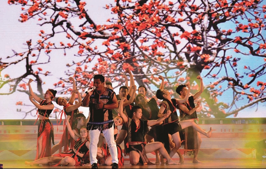 Các nghệ sĩ Tây Nguyên biểu diễn nghệ thuật dưới sắc hoa Pơ Lang. Ảnh TL