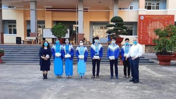 Vợ chồng ông Triệu Tấn Cầu trao học bổng cho học sinh nghèo ở Trường THPT Chuyên Hùng Vương, tỉnh Gia  Lai.