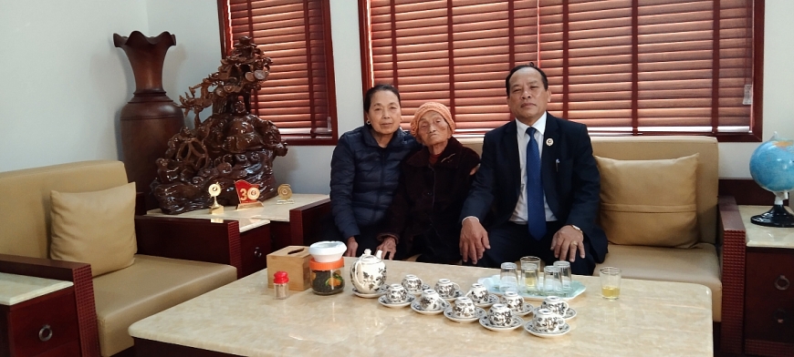 Vợ chồng ông  Lê Trung Mỹ và cụ Nguyễn Thị Nuôi 98 tuổi 