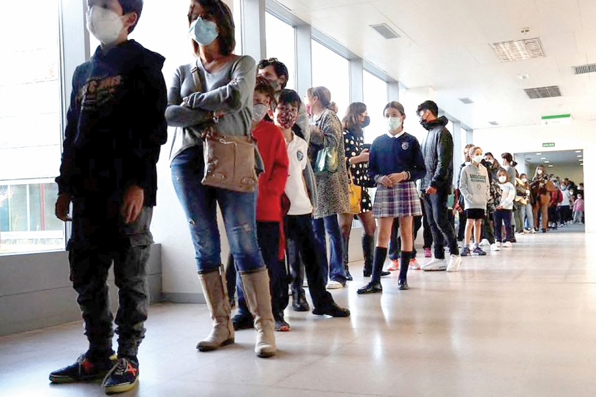 Trẻ em xếp hàng chờ tiêm vaccine Covid-19 tại bệnh viện Đại học Infanta Sofia, ngoại ô Madrid, Tây Ban Nha. Trẻ em xếp hàng chờ tiêm vaccine Covid-19 tại bệnh viện Đại học Infanta Sofia, ngoại ô Madrid, Tây Ban Nha.