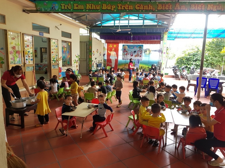 Tổ chức ăn trưa cho các cháu tại Cơ sở tư thục Tuổi thơ. Tổ chức ăn trưa cho các cháu tại Cơ sở tư thục Tuổi thơ.