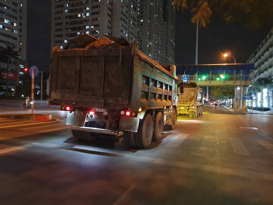 Dự án hầm chui Lê Văn Lương - Vành đai 3: Nhà thầu thi công ngang nhiên đổ "trộm" đất, đá thải!?