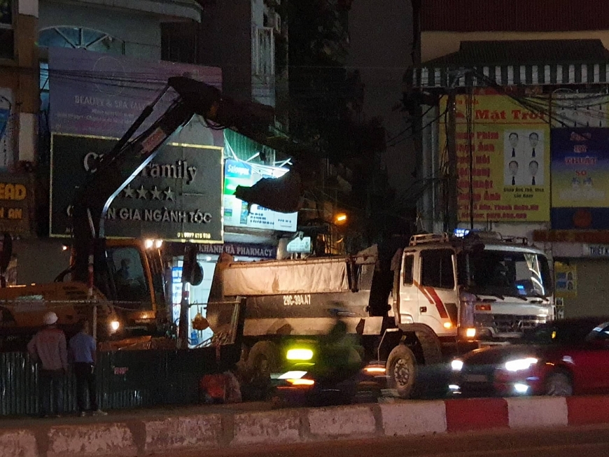 Dự án hầm chui Lê Văn Lương - Vành đai 3: Nhà thầu thi công ngang nhiên đổ "trộm" đất, đá thải!?