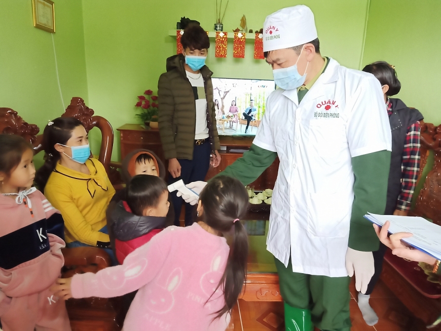  Cán bộ quân y Đồn Biên phòng Quảng Đức kiểm tra sức khỏe cho nhân dân địa bàn đơn vị đóng quân. (Ảnh do Đồn Biên phòng Quảng Đức tỉnh cung cấp).