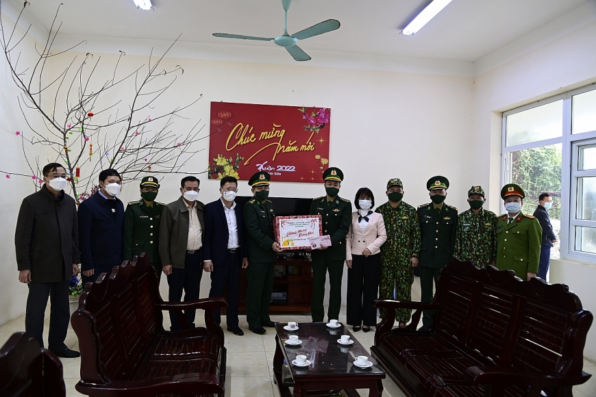  Đại tá Nguyễn Thanh Hải, Chí ủy BĐBP Quảng Ninh, chúc tết và trao quà cho CBCS và nhân dân đảo Trần Xuân Nhâm Dần 2022. (Ảnh do BĐBP tỉnh cung cấp).