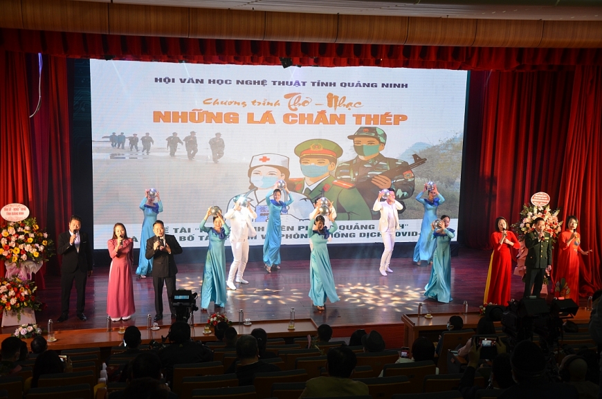             Một tiết mục trong chươg trình Thơ – Nhạc “Những lá chắn thép”.     