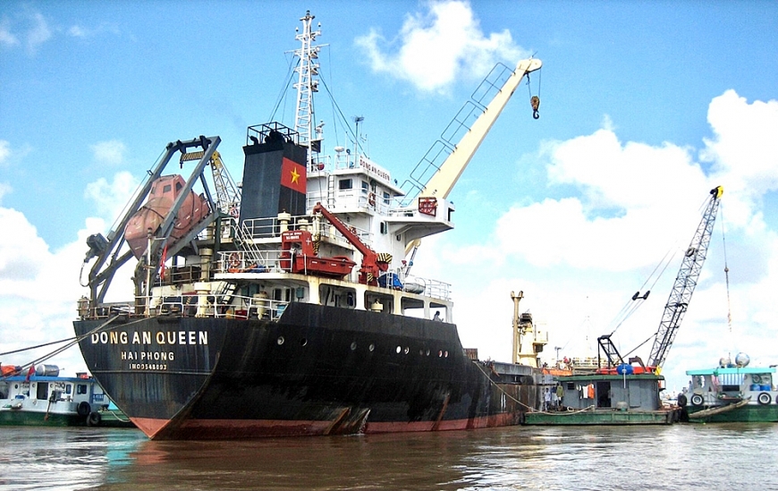 Tàu cặp cảng ăn hàng xuất khẩu ngay đầu năm mới. Ảnh Trọng Triết.