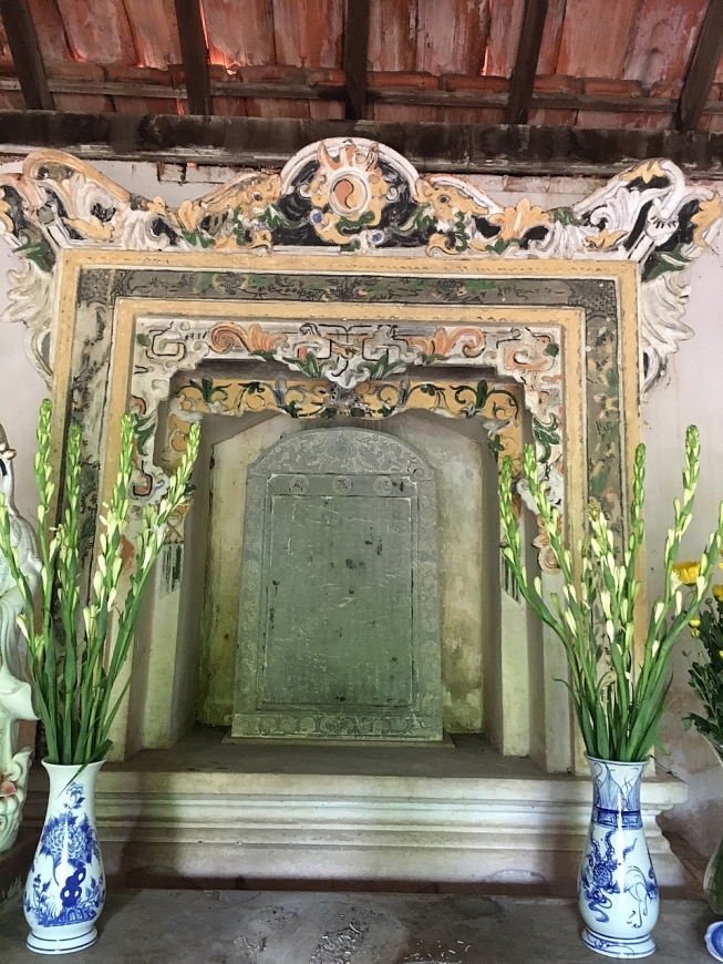  Bia đá thờ Đốc binh thủy đạo tỉnh Quảng Yên, cụ Vũ Quý Công và cụ bà họ Nguyễn được lưu thờ tại chùa Chanh.