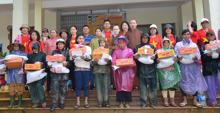      Phật tử chùa Chanh và Sư cô Thích nữ Tịnh Minh cùng  Ban Trị sự Hội Phật giáo thị xã Quảng Yên thăm, tặng quà nhân dân xã Hướng Lập, huyện Hướng Hóa tỉnh Quảng Trị bị thiệt hại do bão, lụt tháng 11/2020.