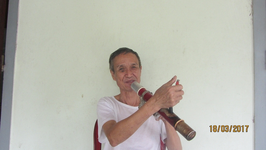 Anh hùng Lực lượng vũ trang nhân dân Nguyễn Quang Trung thư thái bên điếu thuốc lào