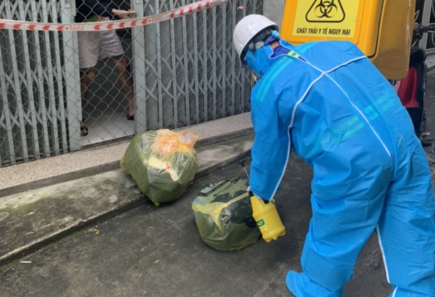 Rác lây nhiễm được khử cồn 70 độ trước khi chở đi xử lí                                         Ảnh Lê Mười