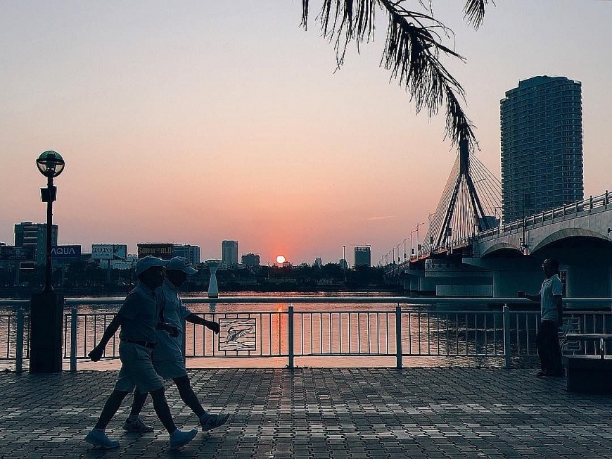 Người dân tập thể dục buổi sáng bên bờ sông Hàn