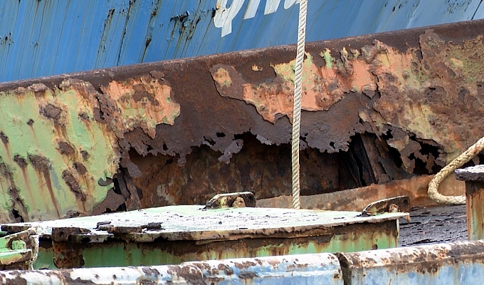 Tàu vỏ thép của ông Chi nằm bờ hai năm nay bị hoen rỉ,