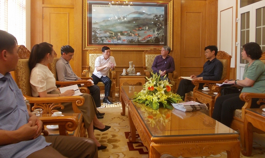 Ông Lê Duy Thành- Phó Bí thư Tỉnh ủy, Chủ tịch UBND tỉnh Vĩnh Phúc (ngổi phía trái- ghế chính) niềm nở, thân mật tiếp Tổng Biên tập Lê Quang cùng anh em cán bộ, phóng viên Tạp chí Người cao tuổi chiều 14/4/2021