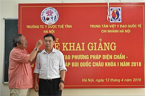  Ông Bùi Quốc Châu (bên trái) giảng bài tại Lễ Khai giảng Lớp học Diện chẩn tại Trường Trung cấp Y Dược Tuệ Tĩnh - Hà Nội, ngày 12-4-2018