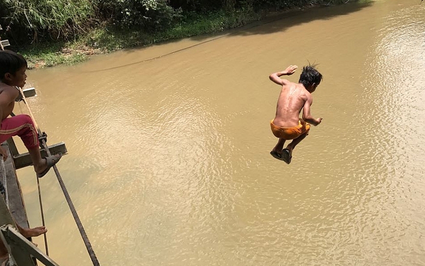 Trẻ em vùng quê thích tắm sông, suối rất nguy hiểm.