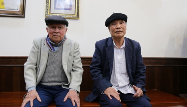 Ông Nguyễn Văn Bính (áo xám) cùng người nhà đến thăm khám tại Thọ Xuân Đường.