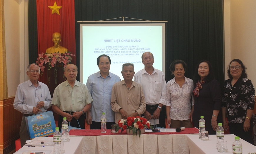 Phó Chủ tịch Trương Xuân Cừ tặng quà NCT có hoàn cảnh khó khăn và nguyên cán bộ Hội NCT có hoàn cảnh khó khăn trong tỉnh