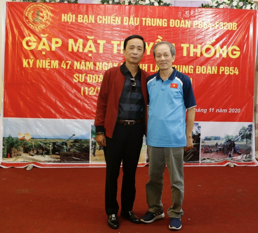 Ông Bình vui vẻ gặp lại đồng đội