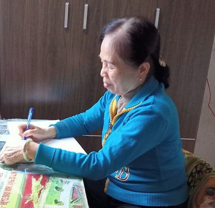 Bà Lê Thị Ngọc Anh chuẩn bị nội dung sinh hoạt chi bộ.