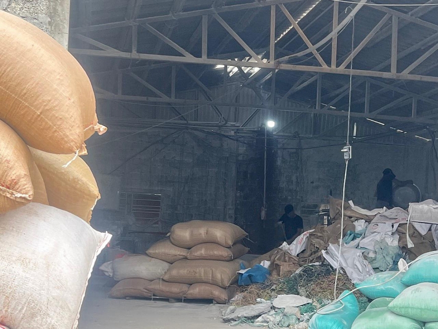 Công nhân trong nhà xưởng của hộ ông Sơn vẫn lén lút hoạt động chui