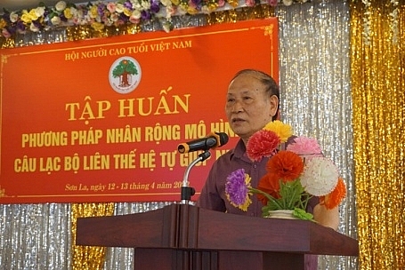 Ông Lê Hữu Đê, Phó Trưởng ban Thường trực Ban Đại diện Hội NCT tỉnh Sơn La phát biểu tại hội nghị