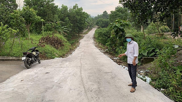 Ông Đặng Văn Tiến, trưởng thôn 2 bên con đường được các hộ dân hiến hàng nghìn mét vuông đất.