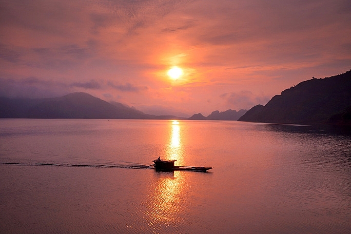 Hoàng hôn xuống dần, nhộm đỏ Đà Giang