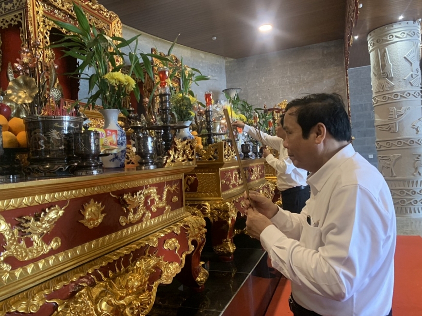 Đoàn công tác Hội NCT Việt Nam dâng hương tại Đền thờ các vua Hùng được khánh thành vào ngày 6/4 vừa qua tại TP Cần Thơ.