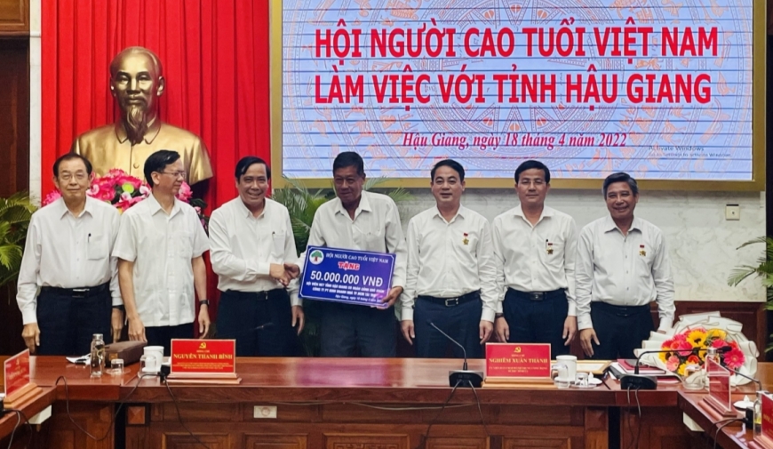 , Chủ tịch Nguyễn Thanh Bình tặng quà cho NCT có hoàn cảnh khó khăn