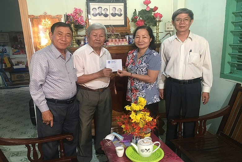 Ông Đào Xuân Nay, Trưởng BĐD Hội NCT tỉnh tặng quà ông Phan Văn Đạo, nguyên Trưởng BĐD Hội NCT tỉnh Bình Thuận.