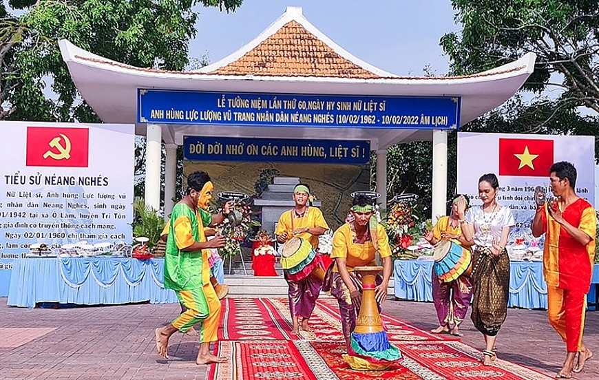 Khu mộ chị Néang Nghés trở thành điểm sinh hoạt văn hóa của đồng bào DTTS Khmer.