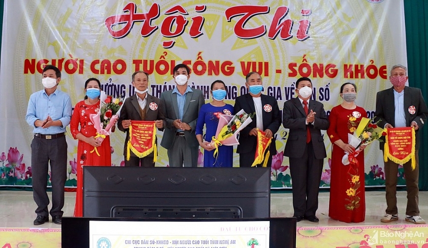 Một số giải pháp phát huy vai trò NCT tham gia xây dựng Đảng, chính quyền ở cơ sở