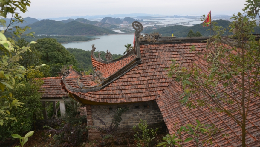 Chùa Vạn Triều nhìn ra  sông Yên Lập và vịnh Hạ Long