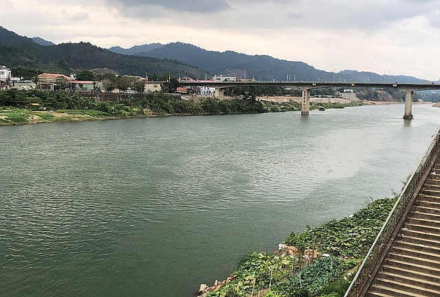 Hình ảnh nước sông Hồng trong xanh chụp chiều ngày 29/1.